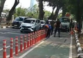 Stick cone atau tiang pembatas jalur sepeda dicopot oleh petugas Dishub DKI Jakarta. Stick cone yang dicopot itu berlokasi di Jalan Glora I Senayan, Tanah Abang, Jakarta Pusat.

