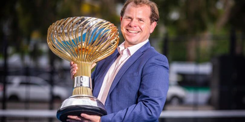 Stephen Farrow dengan Piala United