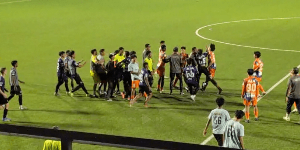 Suasana keributan di Stadion Jurong East - Singapura