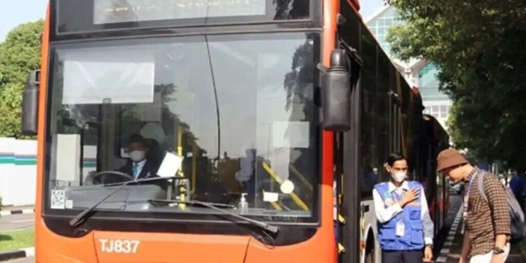 Penumpang saat menaiki TransJakarta rute Bandara Soekarno-Hatta dan Kalideres