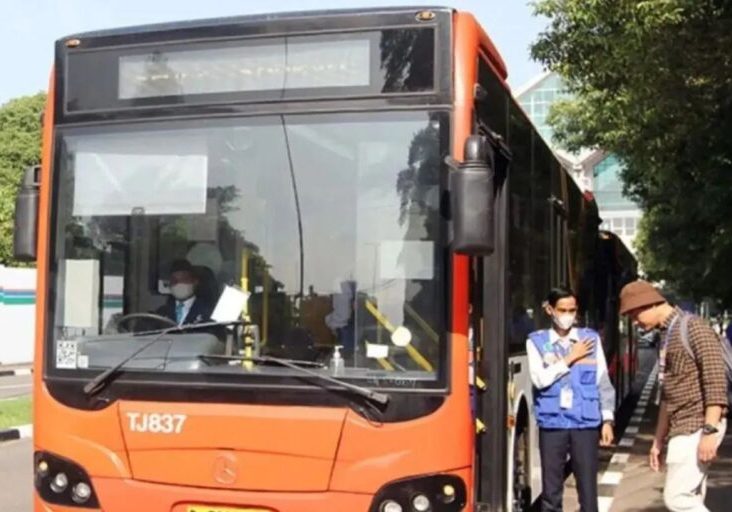 Penumpang saat menaiki TransJakarta rute Bandara Soekarno-Hatta dan Kalideres