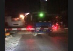 Tabrakan antara kereta api penumpang dengan truk di perlintasan kereta api Desa Pasar Bengkel Kecamatan Perbaungan Kabupaten Serdang Bedagai Selasa, (19/3/2024) malam. (Foto: tangkapan video yang viral)