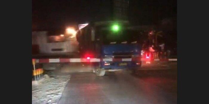 Tabrakan antara kereta api penumpang dengan truk di perlintasan kereta api Desa Pasar Bengkel Kecamatan Perbaungan Kabupaten Serdang Bedagai Selasa, (19/3/2024) malam. (Foto: tangkapan video yang viral)