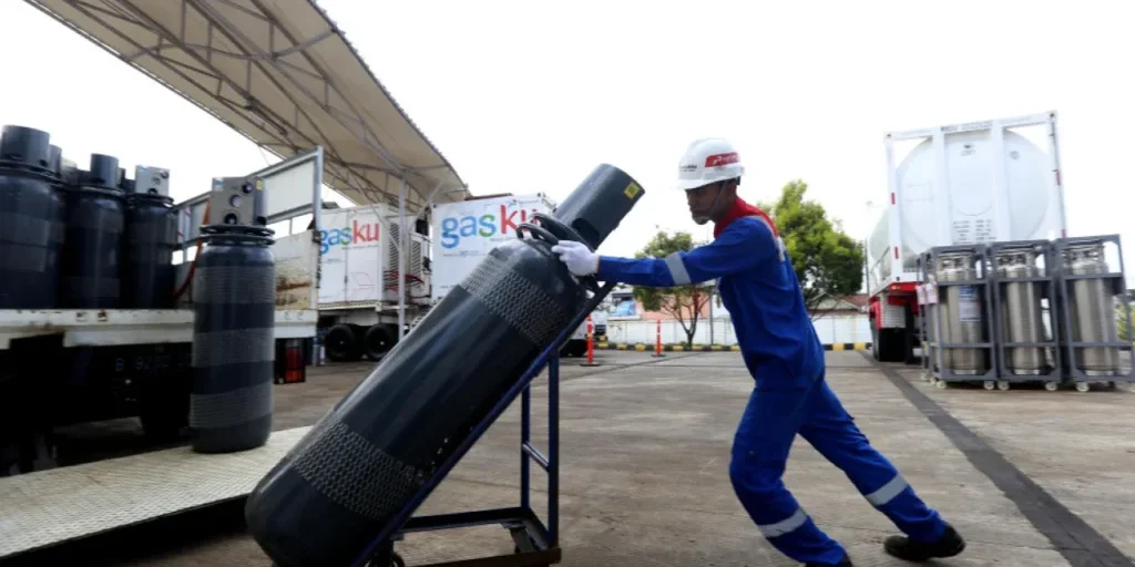 Petugas melakukan bongkar muat tabung CNG (Compressed Natural Gas) di Mobile Refueling Unit (MRU) atau Stasiun Pengisian Bahan Bakar Gas (SPBG) berjalan Bandung, Jawa Barat, Rabu (20/8/2025)


