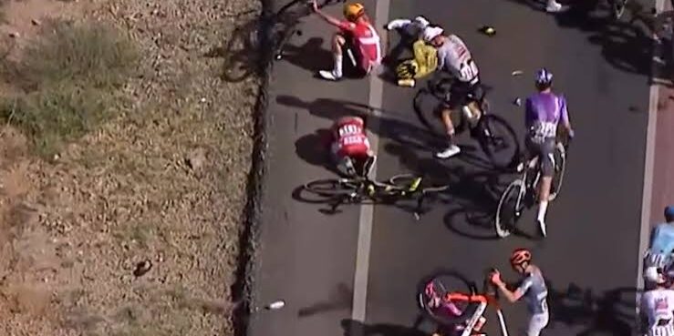 Tadej Pogacar kecelakaan di Vuelta a Espana