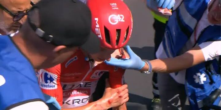 Tadej Pogacar saat kecelakaan di Vuelta a Espana