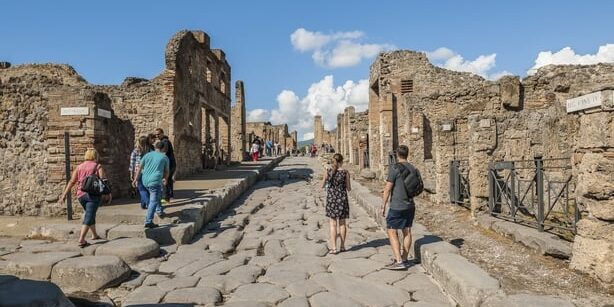 Taman arkeologi Pompeii yang terkenal di dunia