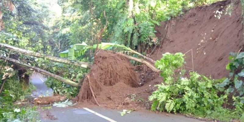 ilustrasi tanah longsor di pinggir jalan