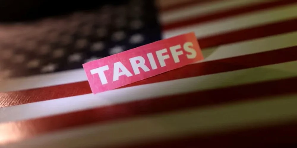 Ilustrasi bendera AS dengan label tarif


