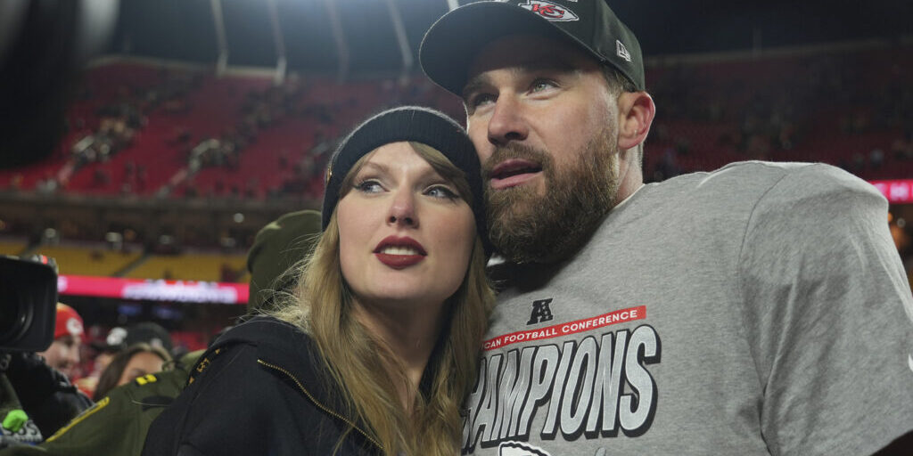 Taylor Swift bertunangan dengan Travis Kelce