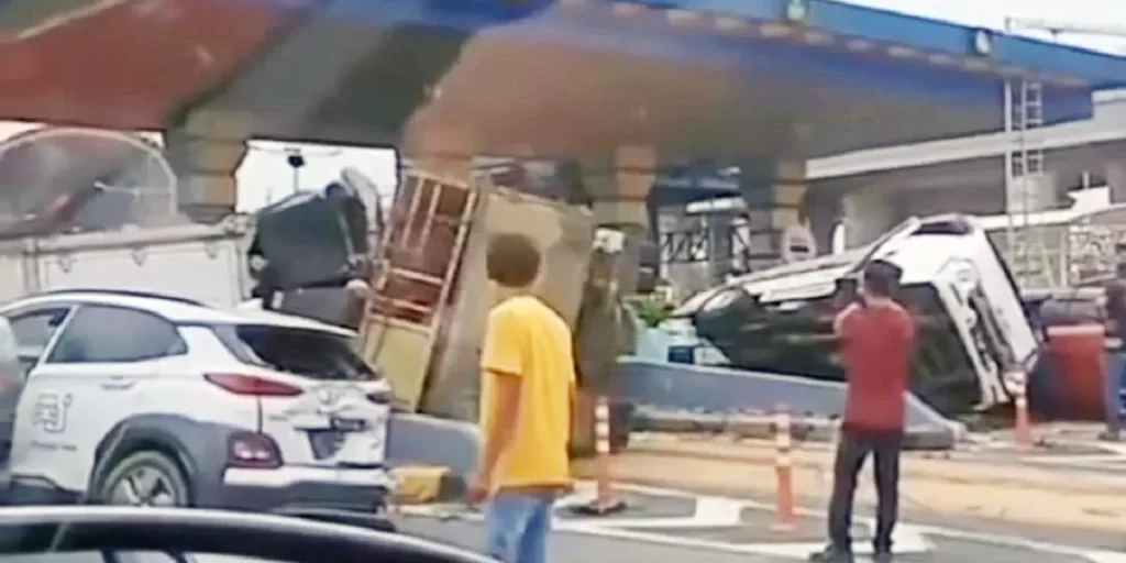 Foto: Kecelakaan beruntun di Gerbang Tol (GT) Halim Utama mengarah ke Jakarta, Rabu (27/3/2024). 