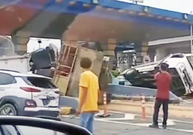 Foto: Kecelakaan beruntun di Gerbang Tol (GT) Halim Utama mengarah ke Jakarta, Rabu (27/3/2024). 