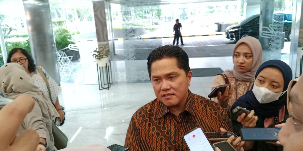 Menteri Koordinator Bidang Kemaritiman dan Investasi (Menko Marves) ad interim, Erick Thohir saat ditemui di Kantor Kementerian BUMN, Jakarta. 