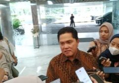 Menteri Koordinator Bidang Kemaritiman dan Investasi (Menko Marves) ad interim, Erick Thohir saat ditemui di Kantor Kementerian BUMN, Jakarta. 