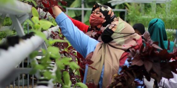 Memberdayakan masyarakat, memberdayakan perempuan

