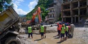 Tim Penyelamat di Nepal & China berjuang mencari ribuan orang yang hilang