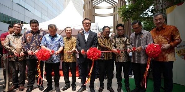 Tjipta UMKM Fair dengan pengguntingan pita bersama di Sinar Mas Land Plaza, Jakarta Pusat