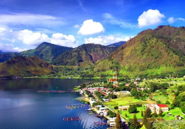 Danau Toba menjadi tempat wisata yang bisa dikunjungi dari Medan

