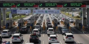 Kendaraan melintas di gerbang tol saat arus mudik Lebaran dengan pemberlakuan diskon tarif 30 persen secara serentak.