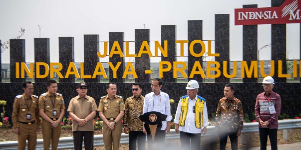 Presiden Joko Widodo (keempat kanan) menyampaikan pidato didampingi Menteri PUPR Basuki Hadimuljono (ketiga kanan), Kepala Staff Kantor Presiden Moeldoko (kelima kiri), Anggota DPR RI Komisi V Edi Santana Putra (Ketiga kiri) dan Ishak Mekki (keduan kanan), Penjabat (Pj) Gubernur Sumatera Selatan Agus Fatoni (keempat kiri), Bupati Ogan Ilir (OI) Panca Wijaya Akbar (kedua kiri), Penjabat Wali Kota Prabumulih Elman (kiri) saat meresmikan Jalan Tol Trans Sumatera (JTTS) ruas simpang Indralaya-Muara Enim seksi simpang Indralaya-Prabumulih di Indralaya, Ogan Ilir (OI), Sumatera Selatan, Kamis (26/10/2023). Presiden Joko Widodo meresmikan JTTS ruas simpang Indralaya-Muara Enim seksi simpang Indralaya-Prabumulih sepanjang 63,5 km dan telah beroperasi sejak (30/8/2023).