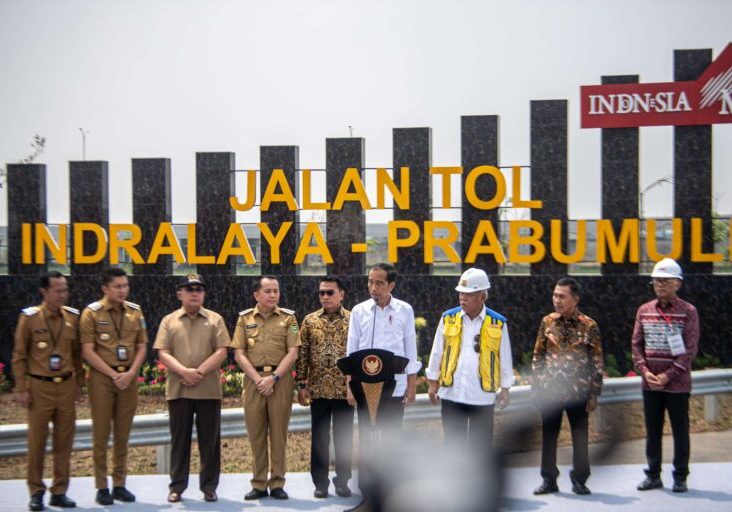 Presiden Joko Widodo (keempat kanan) menyampaikan pidato didampingi Menteri PUPR Basuki Hadimuljono (ketiga kanan), Kepala Staff Kantor Presiden Moeldoko (kelima kiri), Anggota DPR RI Komisi V Edi Santana Putra (Ketiga kiri) dan Ishak Mekki (keduan kanan), Penjabat (Pj) Gubernur Sumatera Selatan Agus Fatoni (keempat kiri), Bupati Ogan Ilir (OI) Panca Wijaya Akbar (kedua kiri), Penjabat Wali Kota Prabumulih Elman (kiri) saat meresmikan Jalan Tol Trans Sumatera (JTTS) ruas simpang Indralaya-Muara Enim seksi simpang Indralaya-Prabumulih di Indralaya, Ogan Ilir (OI), Sumatera Selatan, Kamis (26/10/2023). Presiden Joko Widodo meresmikan JTTS ruas simpang Indralaya-Muara Enim seksi simpang Indralaya-Prabumulih sepanjang 63,5 km dan telah beroperasi sejak (30/8/2023).