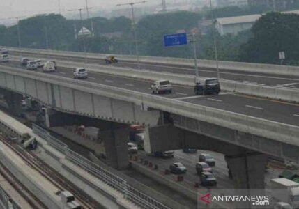 Ilustrasi - Sejumlah kendaraan melintasi ruas Jalan Tol Jakarta-Cikampek Elevated