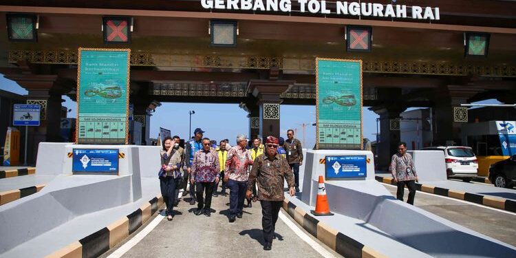 Menteri Pekerjaan Umum dan Perumahan Rakyat (PUPR) Basuki Hadimuljono meninjau simulasi penerapan sistem transaksi tol nontunai nirsentuh Multi Lane Free Flow (MLFF) di Jalan Tol Bali-Mandara, Rabu (22/11/2023).

