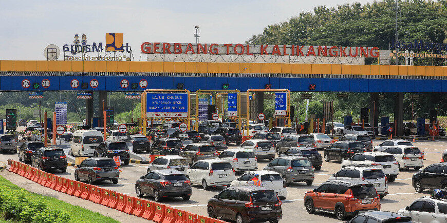 Arus kendaraan yang mengarah ke Jakarta terlihat melintasi Gerbang Tol Kalikangkung, Semarang, Jawa Tengah.