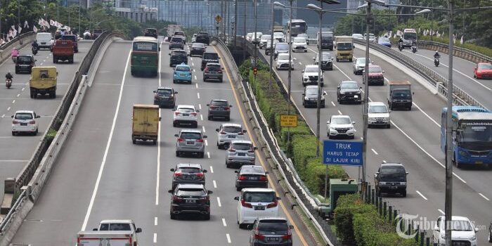 Sejumlah kendaraan saat melintas di ruas Tol Dalam Kota, Jakarta Selatan. Penyesuaian tarif Tol Dalam Kota yang meliputi ruas Cawang - Tomang - Pluit &amp; Cawang - Tanjung Priok - Ancol Timur - Jembatan Tiga/Pluit. 