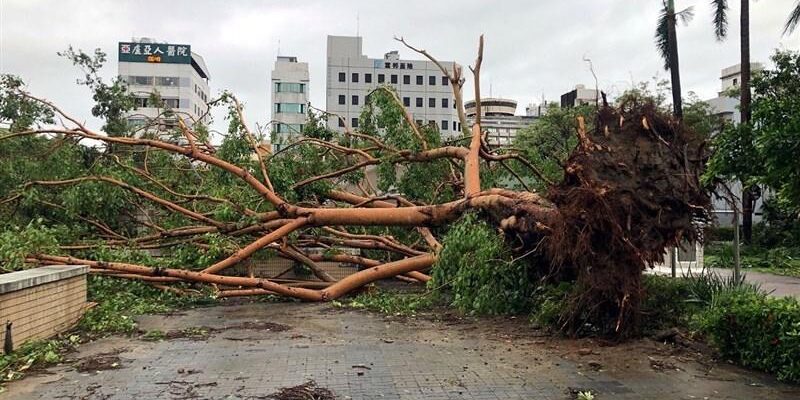 Topan Danas menghantam Taiwan Selatan