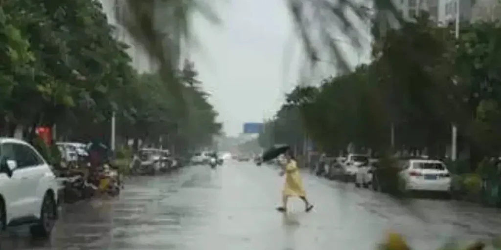 Topan Matmo Ganggu Perjalanan Liburan