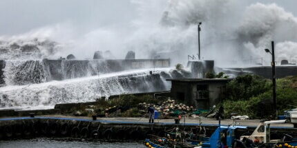 Topan Terjang Taiwan dan Jepang