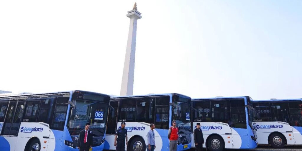 Bus Transjakarta parkir di dekat Monas 