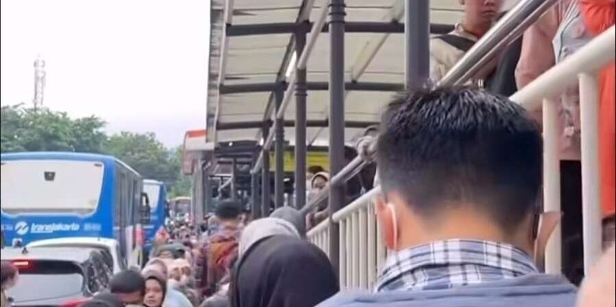 Antrean penumpang terlihat mengular akibat keterlambatan kedatangan bus di Halte Petukangan D'Masiv, Kamis 22 Januari 2026 (Foto: Instagram/@rachma_o.p via @jktinfo),