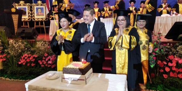 Ketua Yayasan Sari Mutiara Medan Dr Parlindungan Purba SH MM bertepatan dengan hari ulang tahunnya ke-63 pada acara Wisuda Universitas Sari Mutiara Indonesia pada Kamis 22 Oktober 2026 di Griya Benn Convention Hall Medan. (Foto: Fadmin Malau)

