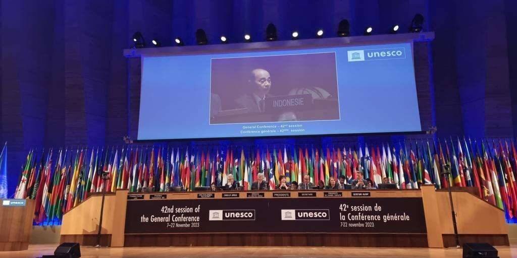 Duta Besar Tetap RI untuk UNESCO Mohamad Oemar di Sidang Pleno Konferensi Umum Ke-42 Organisasi Pendidikan, Ilmu Pengetahuan, dan Kebudayaan PBB (UNESCO), Markas Besar UNESCO, Paris, Prancis, Senin (20/11/2023). Dalam sidang tersebut, Bahasa Indonesia ditetapkan sebagai bahasa resmi Konferensi Umum UNESCO. 