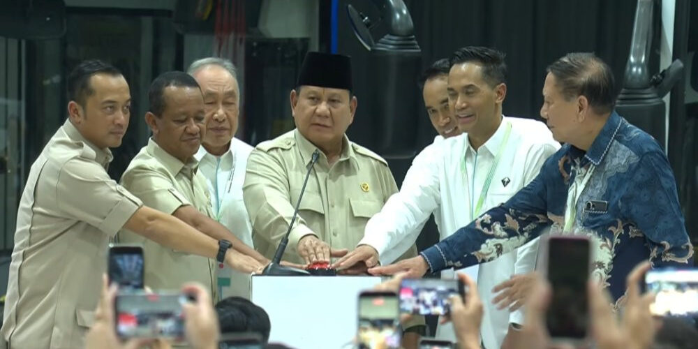 Presiden Prabowo Subianto meresmikan pabrik perakitan kendaraan komersial berbasis listrik di Magelang, Jawa Tengah, pada Kamis (9/4/2026). Youtube Setpres RI

