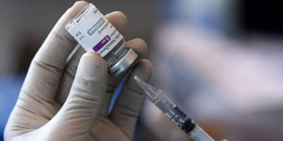 ilustrasi Petugas kesehatan mengambil vaksin COVID-19 AstraZeneca.