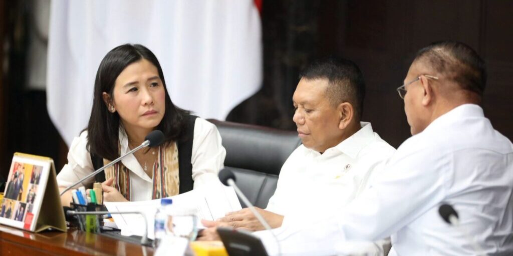 Wakil Menteri PPPA, Veronica Tan (kiri) saat menggelar rapat bersama dengan Wakil Menteri Sekretaris Negara Bambang Eko Suhariyanto (tengah) di Kantor Kementerian Sekretaris Jakarta. (Foto: Humas Kementerian PPPA)