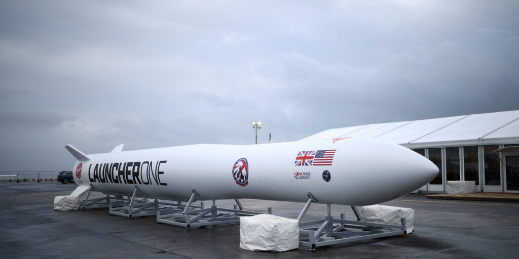 Virgin Orbit dengan roket Launcher One