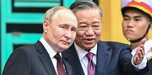 Vladimir Putin bersama mitra Vietnam To Lam
