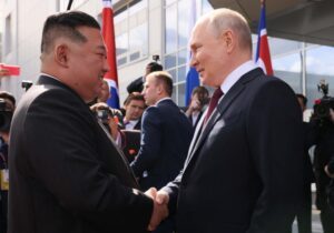 Vladimir Putin menyambut Kim Jong Un