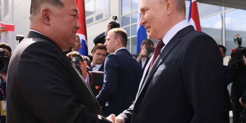 Vladimir Putin menyambut Kim Jong Un