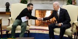 Volodymyr Zelenskyy dengan Joe Biden