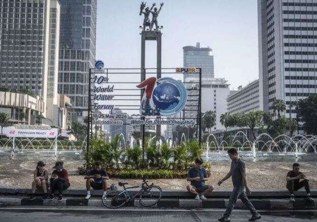 Sejumlah warga duduk di dekat logo World Water Forum ke-10 2024 di Bundaran HI, Jakarta. Indonesia menjadi tuan rumah World Water Forum ke-10 dengan tema "Water For Shared Prosperty" yang akan digelar pada 18-25 Mei 2024 di Bali.