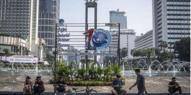 Sejumlah warga duduk di dekat logo World Water Forum ke-10 2024 di Bundaran HI, Jakarta. Indonesia menjadi tuan rumah World Water Forum ke-10 dengan tema "Water For Shared Prosperty" yang akan digelar pada 18-25 Mei 2024 di Bali.