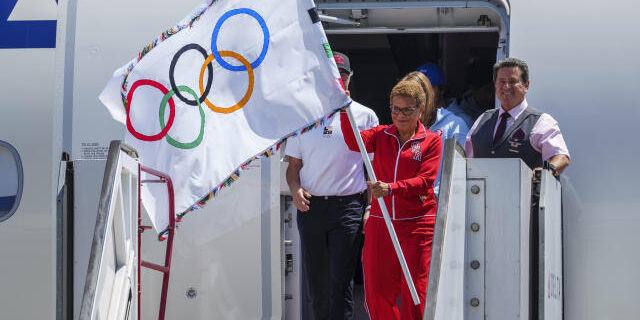 Wali Kota LA, Karen Bass dengan bendera Olimpiade