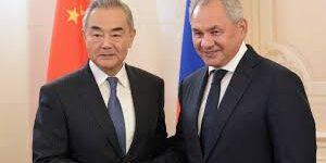 Wang Yi bersama Sergei Shoigu