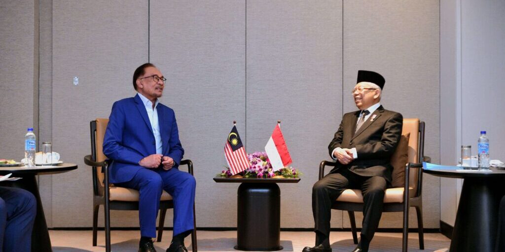 Wakil Presiden Ma'ruf Amin (kanan) menggelar pertemuan bilateral dengan Perdana Menteri Malaysia Anwar Ibrahim (kiri), setibanya dari kunjungan kerja ke Eropa Tengah. Pertemuan kedua pemimpin berlangsung di Hotel Pullman Kuching, Sarawak, Selasa (28/11/2023). 