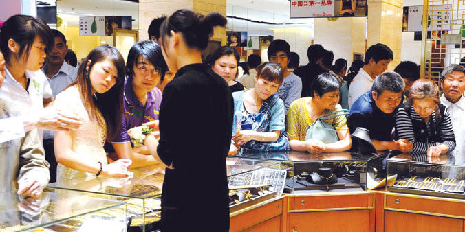 Warga Hong Kong berbondong-bondong jual perhiasan